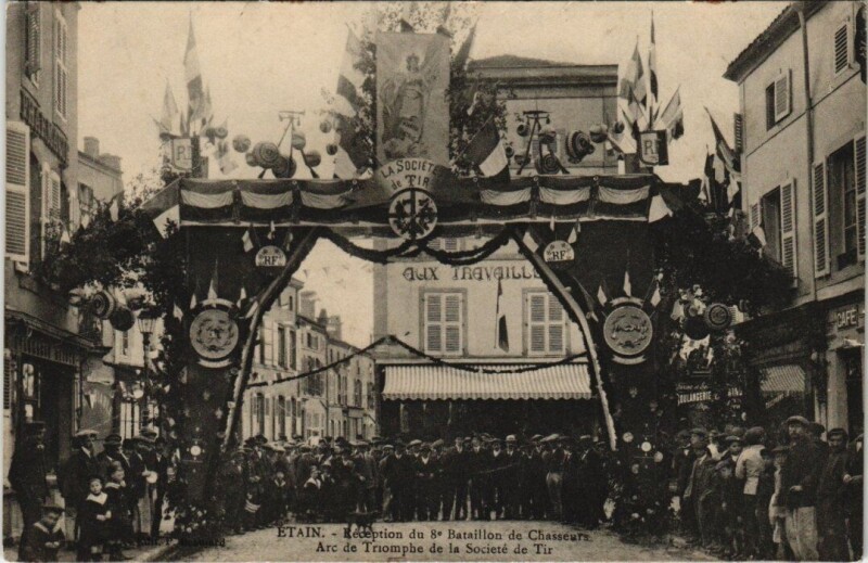 Carte postale ancienne Etain - Arc de Triomphe de la Scté de Tir à Étain