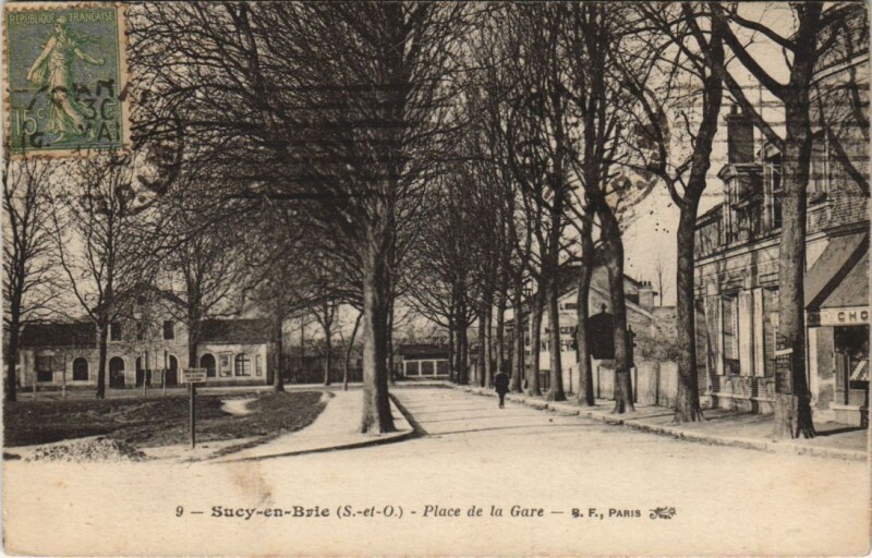 Carte postale ancienne Sucy-en-Brie - Place de la Gare à Sucy-en-Brie
