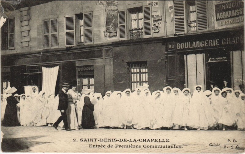 Carte postale ancienne Saint-Denis-De-La-Chapelle - Entrée de Premiéres Communiantes à Saint-Denis