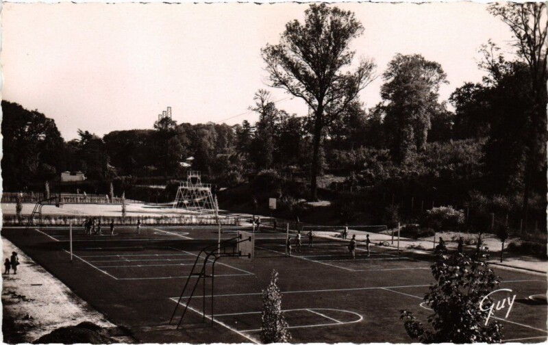 Carte postale ancienne Clamart - Le terrain de sports et le bois de Meudon à Clamart