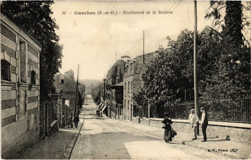 Carte postale ancienne Garches - Boulevard de la Station à Garches