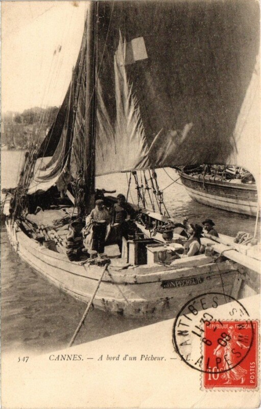 Carte postale ancienne Cannes - A bord d'un Pécheur à Cannes