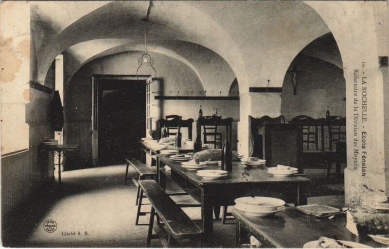 Carte postale ancienne La Rochelle-Ecole Fénelon à La Rochelle