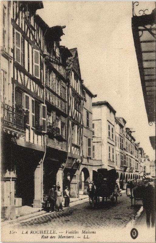 Carte postale ancienne La Rochelle-Vieilles Maisons Rue des Merciers à La Rochelle