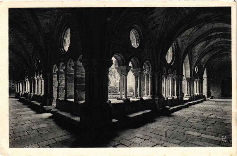 Carte postale ancienne Le Cloitre: Ensemble des colonnades France