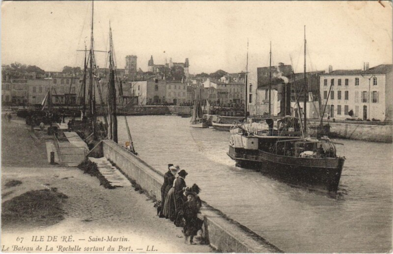 Carte postale ancienne Ile de Re-Saint-Martin-Le Bateau de La Rochelle sortant du Port à La Rochelle