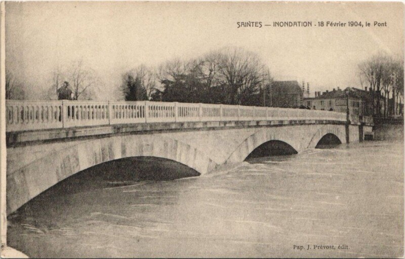 Carte postale ancienne Saintes-Inondation 18 Février1904 le Pont à Saintes