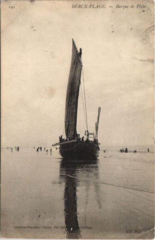 Carte postale ancienne Berck-Plage-Barque de Péche à Berck
