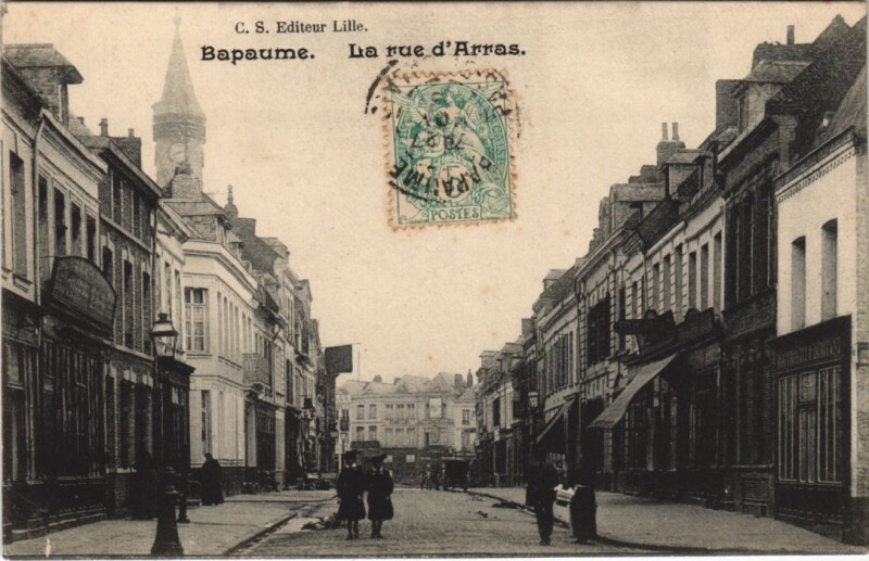 Carte postale ancienne Bapaume-La rue d'Arras à Arras
