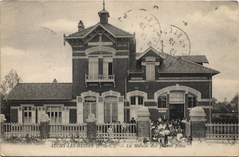 Carte postale ancienne Auchy-les-Hesdin-La Maison des Jeunes Filles à Hesdin