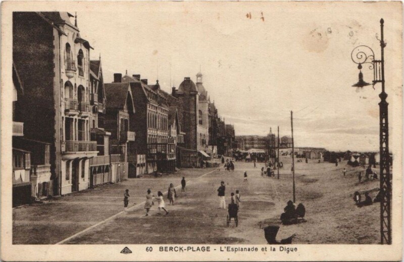 Carte postale ancienne Berck-Plage-L'Esplanade et la Digue à Berck