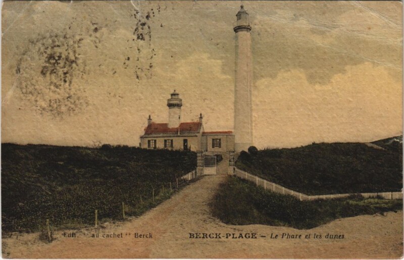 Carte postale ancienne Berck-Plage-Le Phare et les dunes à Berck