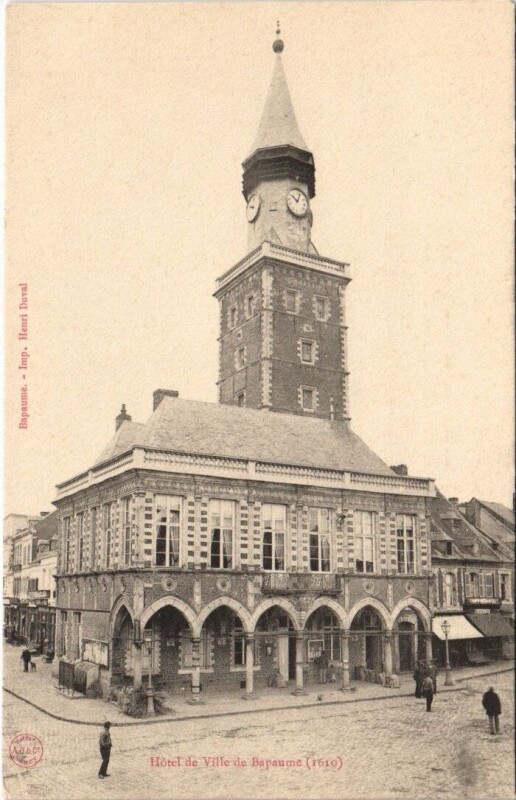 Carte postale ancienne Hótel de Ville de Bapaume à Bapaume