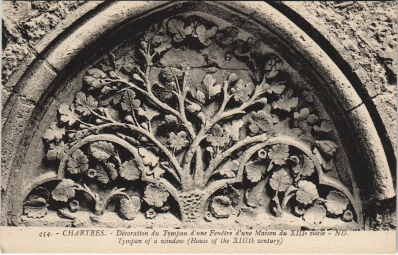 Carte postale ancienne Chartres-Décoration du Tympan d'une Fenétre d'une Maison à Chartres