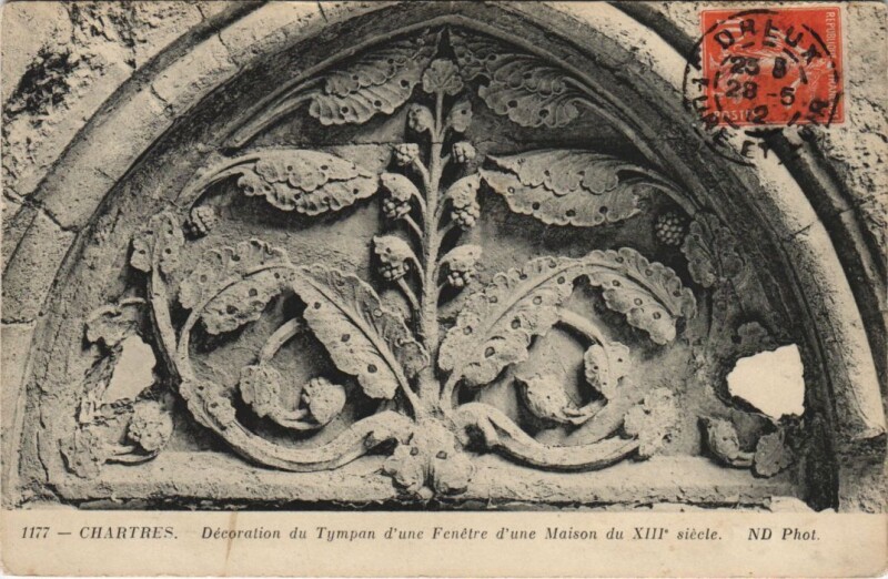 Carte postale ancienne Chartres-Décoration du Tympan d'une Fenétre d'une Maison à Chartres