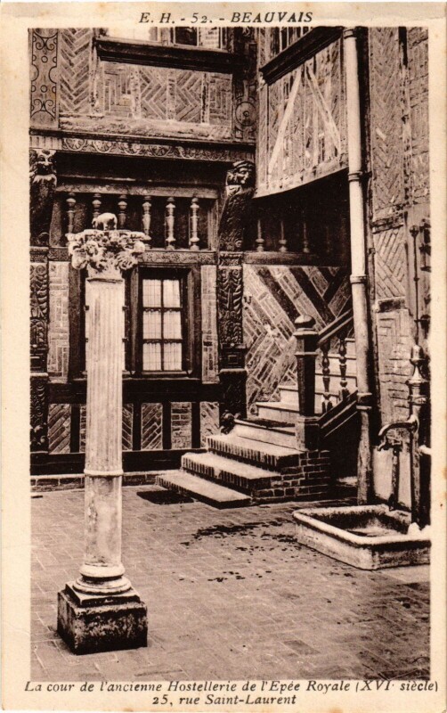 Carte postale ancienne Beauvais La cour de l'ancienne Hostellerie France à Beauvais
