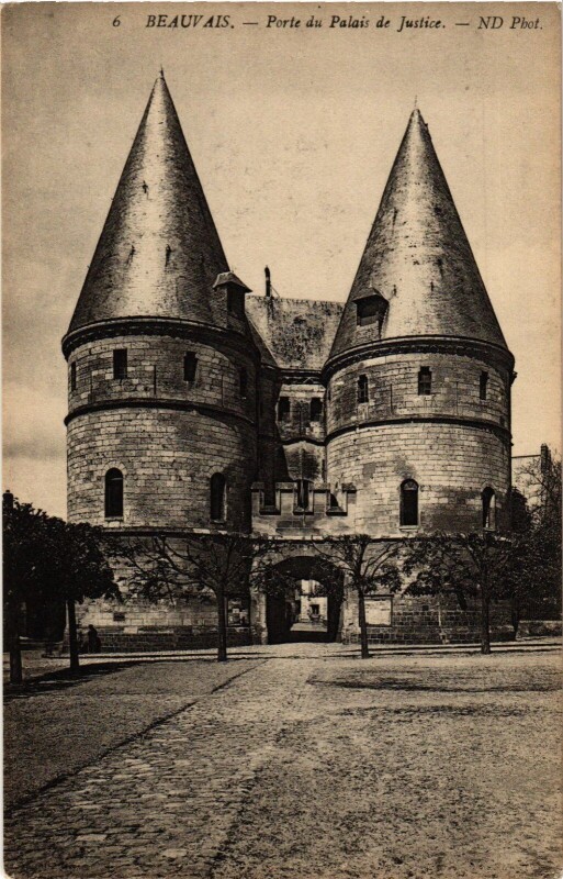 Carte postale ancienne Beauvais Porte du Palais de Justice France à Beauvais