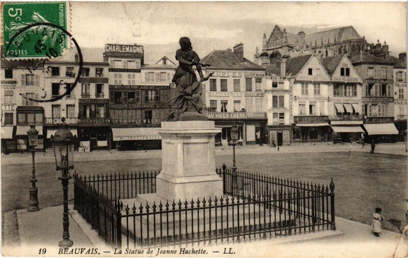Carte postale ancienne Beauvais La Statue de Jeanne Hachette France à Beauvais