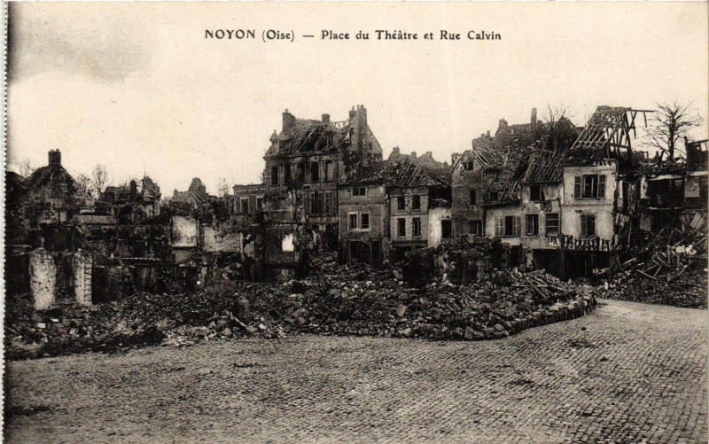 Carte postale ancienne Noyon Place du Theatre et Rue Calvin France à Noyon