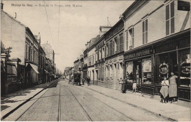 Carte postale ancienne Noisy-le-Sec - Rue de la Forge, coté Mairie à Noisy-le-Sec