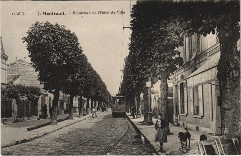 Carte postale ancienne Montreuil - Boulevard de l'Hotel-de-Ville à Montreuil
