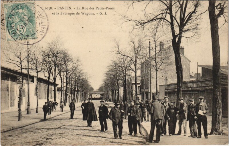 Carte postale ancienne Pantin - La Rue des Petits-Ponts et la Fabrique de Wagons à Pantin