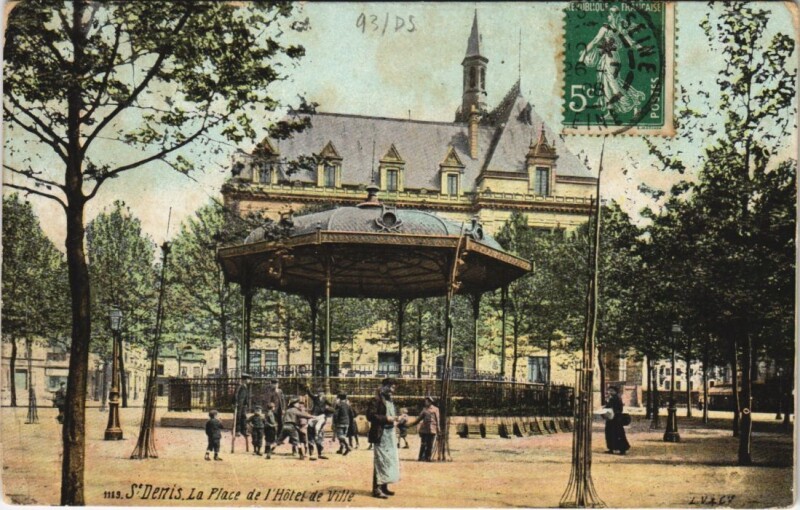 Carte postale ancienne Saint-Denis - La Place de l'Hotel de Ville à Saint-Denis