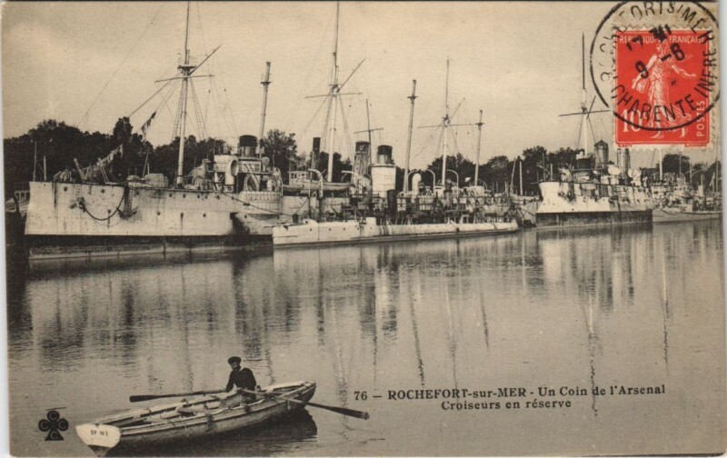 Carte postale ancienne Rochefort-sur-Mer - Un Coin de l'Arsenal Croiseurs en réserve à Rochefort