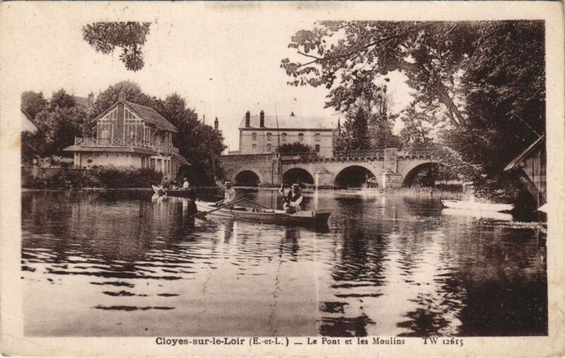 Carte postale ancienne Cloyes - sur-le-Loir - Le Pont et les Moulins à Oulins