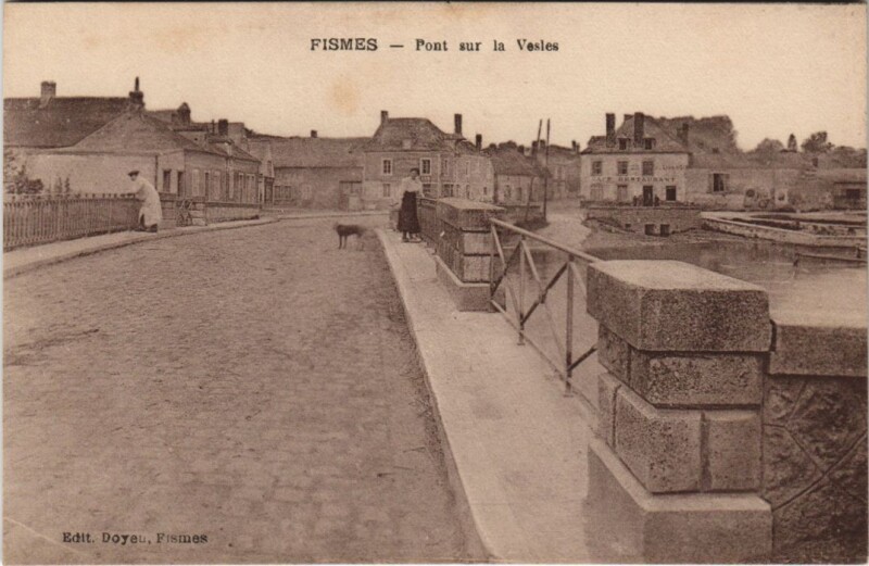 Carte postale ancienne Fismes - Pont sur la VESLEs à Fismes