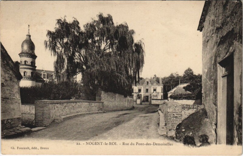 Carte postale ancienne Nogent-le-Roi - Rue du Pont - de - Demoiselles à Nogent-le-Roi