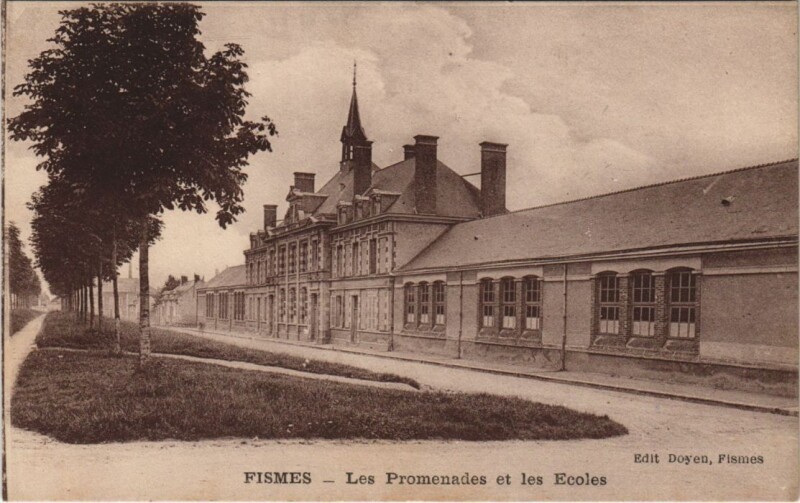 Carte postale ancienne Fismes - Les Promenades et les Ecoles à Fismes