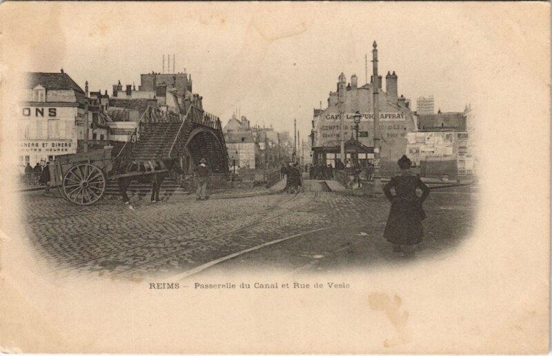 Carte postale ancienne Reims - Passerelle du Canal et Rue de Vesle à Reims