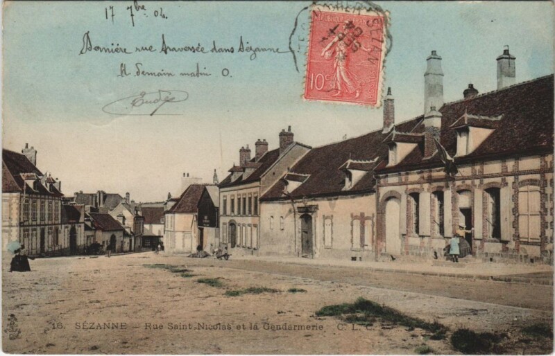Carte postale ancienne Sezanne - Rue Saint-Nicolas et la Genarmerie à Sézanne