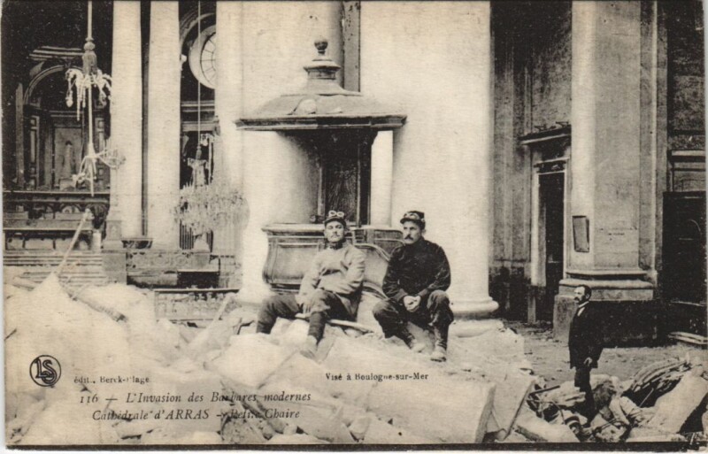 Carte postale ancienne L'Invasion des Barbares modernes Cathédrale d'Arras à Arras
