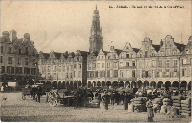 Carte postale ancienne Arras-Un coin du Marché de la Grand'Place à Arras