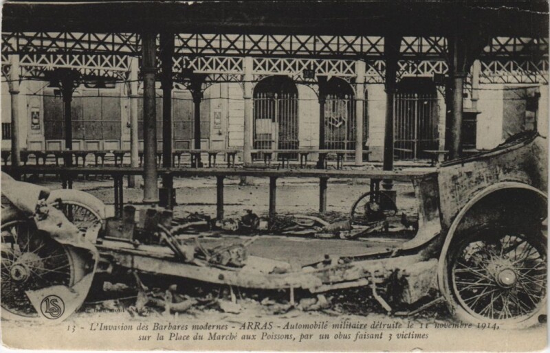 Carte postale ancienne L'Invasion des Barbares modernes-Arras-Automobile militaire à Arras