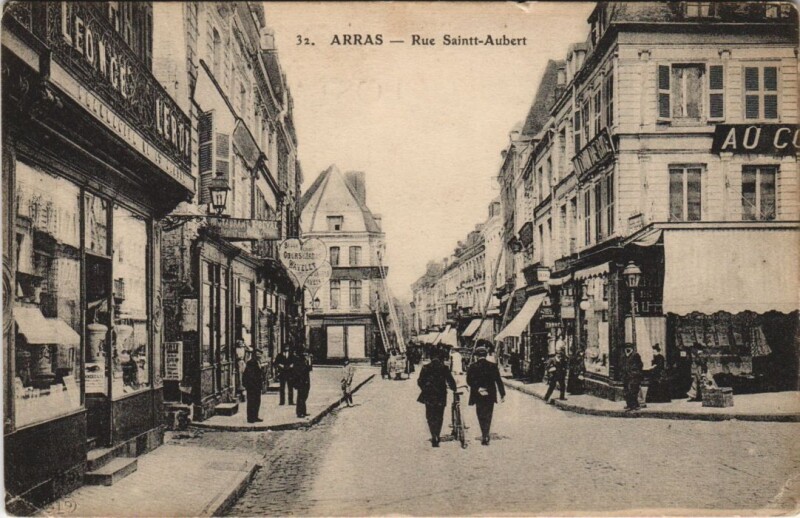 Carte postale ancienne Arras-Rue Saint-Aubert à Arras