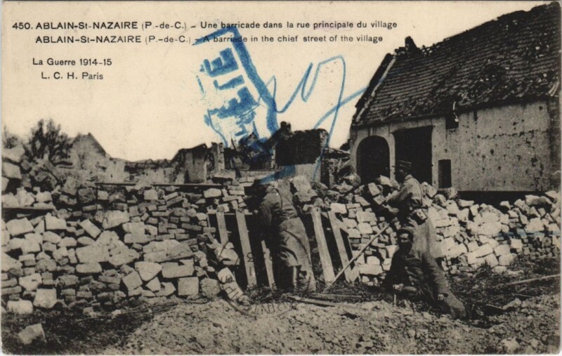 Carte postale ancienne Ablain Saint-Nazaire-Une barricade dans la rue principale du village à Ablain-Saint-Nazaire