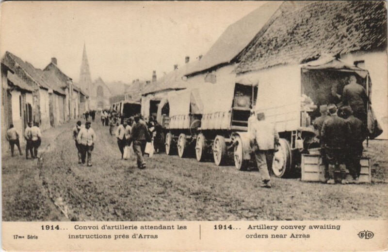 Carte postale ancienne Convoi d'artillerie attendant les instructions prés d'Arras à Arras