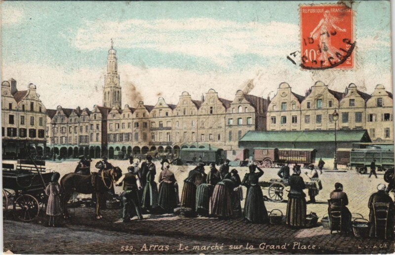 Carte postale ancienne Arras-Le marché sur la Grand'Place à Arras