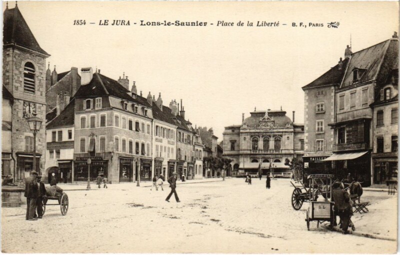 Carte postale ancienne Lons le Saunier- Place de la Liberte France à Lons-le-Saunier
