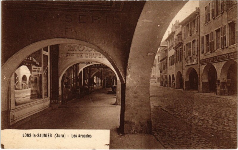 Carte postale ancienne Lons le Saunier- Les Arcades France à Lons-le-Saunier