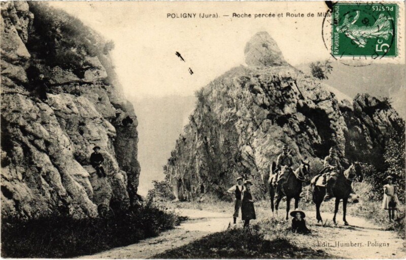 Carte postale ancienne Poligny- Roche percee et Route de Mila France à Poligny