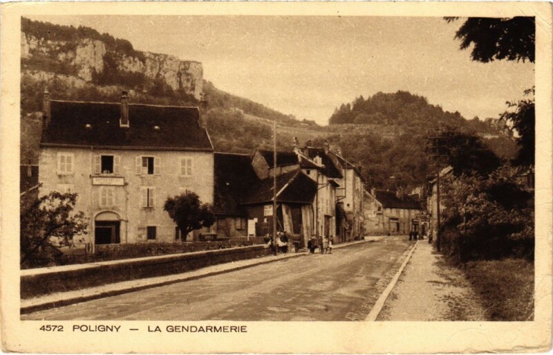 Carte postale ancienne Poligny- La Gendarmerie France à Poligny