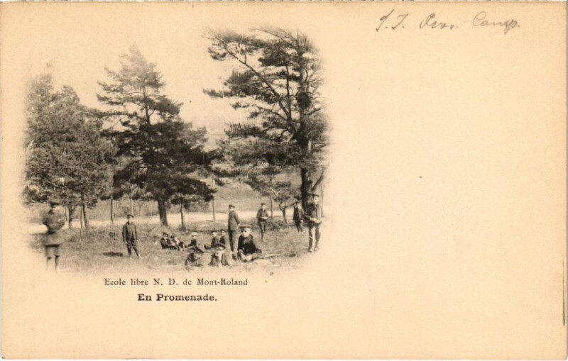 Carte postale ancienne Ecole Libre N.-D. De Mont Roland, En promenade France
