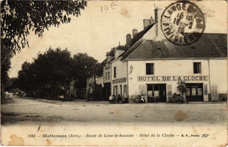 Carte postale ancienne Bletterans- Route de Lons le Saunier,HOtel de la Cloche France- à Bletterans