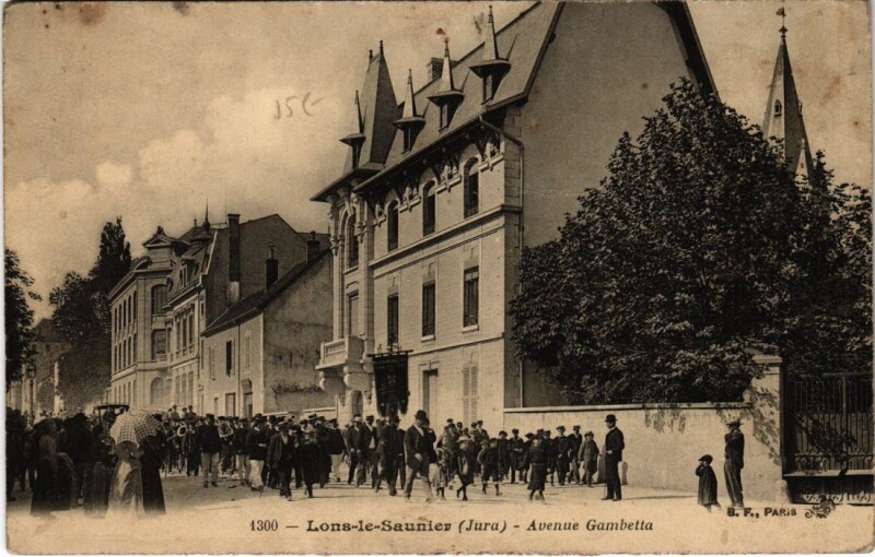 Carte postale ancienne Lons le Saunier- Avenue Gambetta France- à Lons-le-Saunier