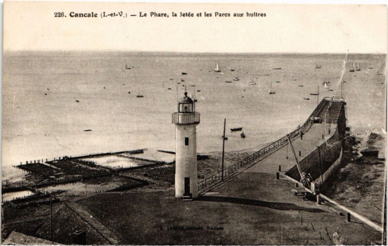 Carte postale ancienne Cancale Le Phare, la Jetee et les Parcs France à Cancale