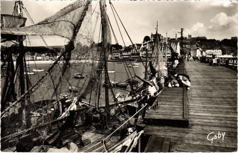 Carte postale ancienne Cancale Cale de la Fenetre et les Hotels France à Cancale